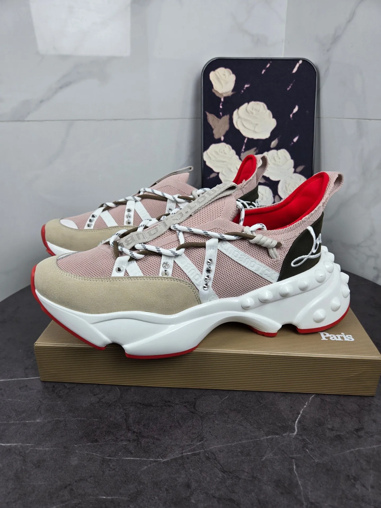 💰¥680 Original item from trendy brand Chri*stian loubou*tin, the latest series of CL red-soled shoes for casual couples. The upper is made of imported Lycra + high-density breathable fly weave, and the environmentally friendly high-elastic suction mold pad will never delaminate. The outsole is made of super non-slip and wear-resistant PU + vacuuming. Two-color combination Size: Female 35-43 Male 38-47 Comes with handbag, card, shoehorn" full package (Female 41 42 43 men 46 47 customized)